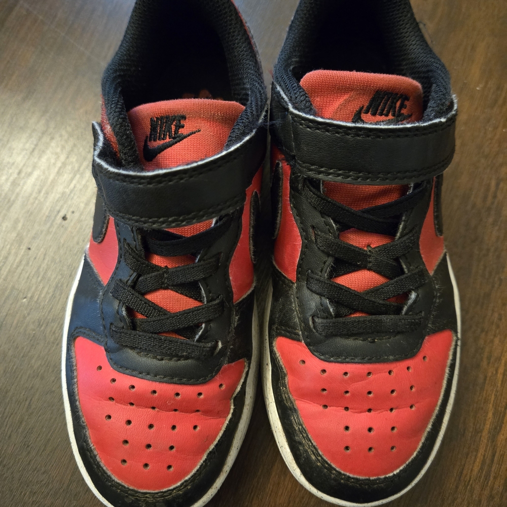 Nike Kids Black and Red Low-Top Sneakers